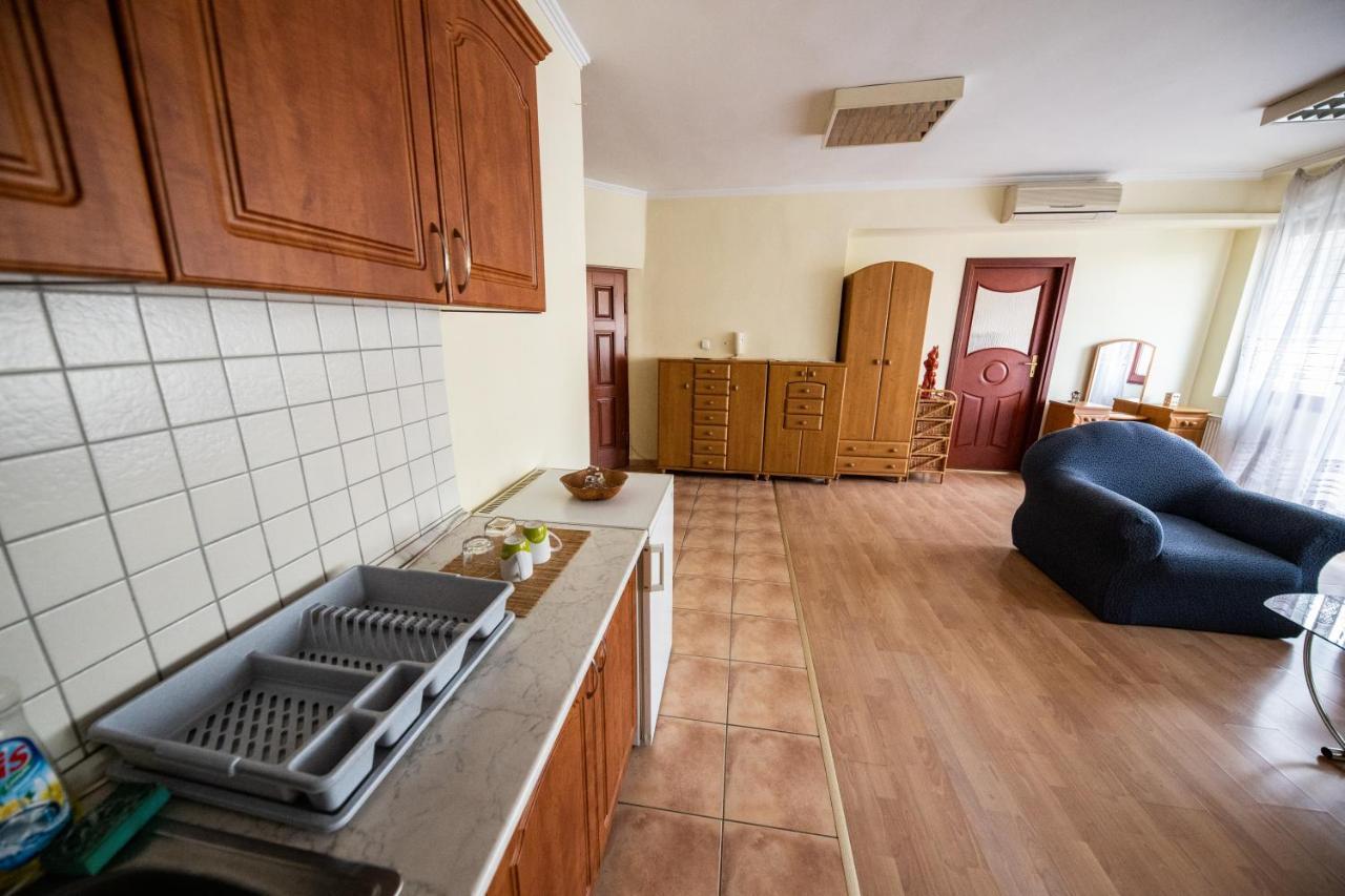 Elit Apartman Appartamento Debrecen Esterno foto